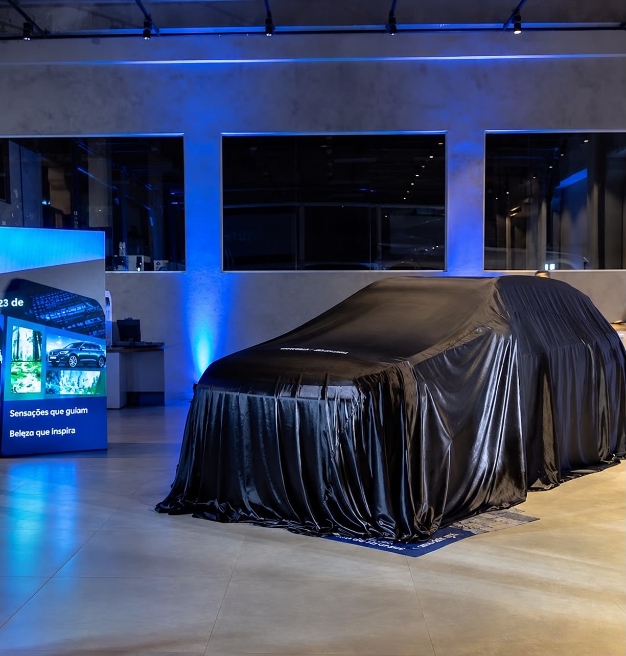 Capa de lançamento em showroom