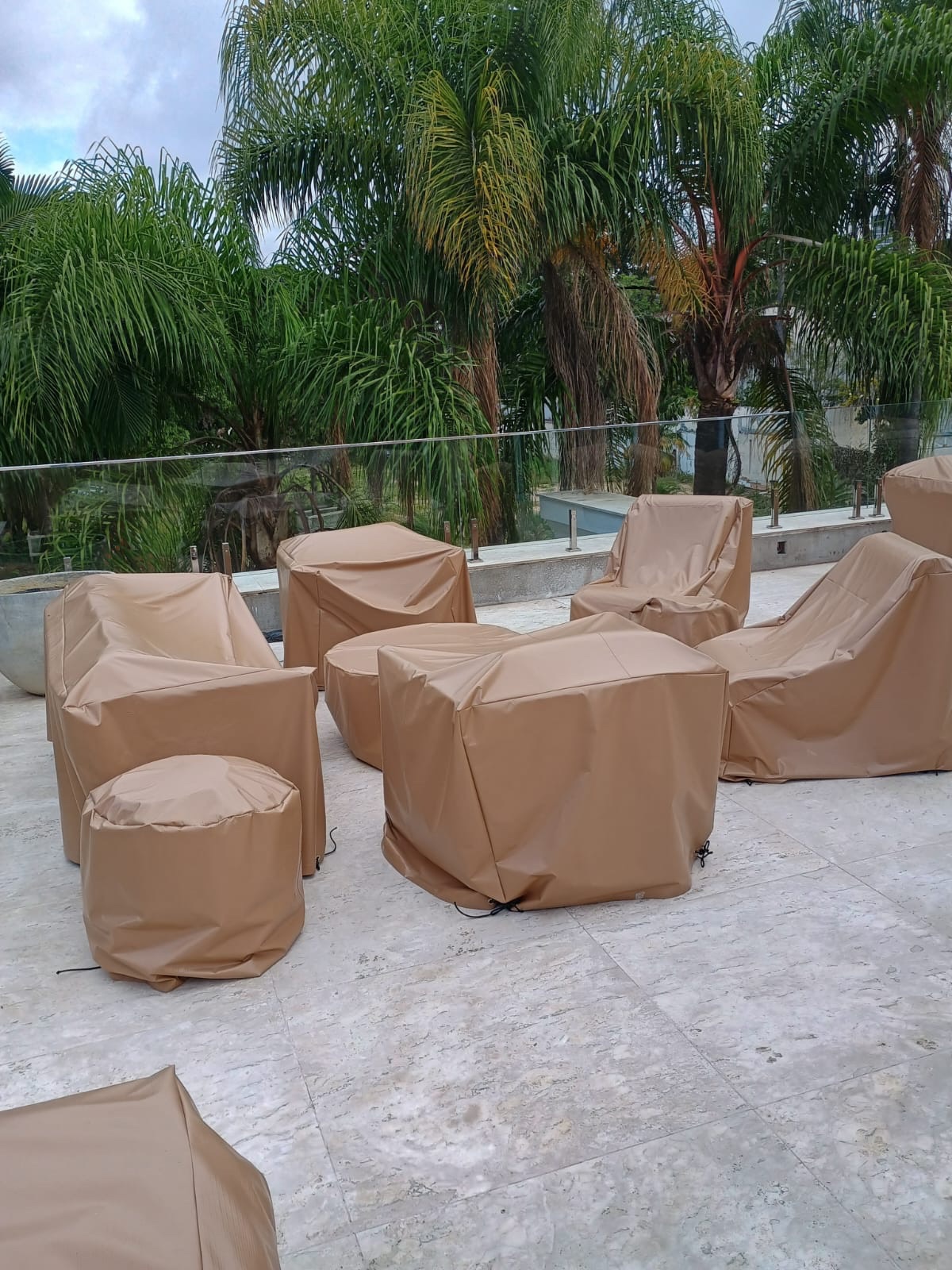 Mobiliário de terraço protegido por capas sob medida