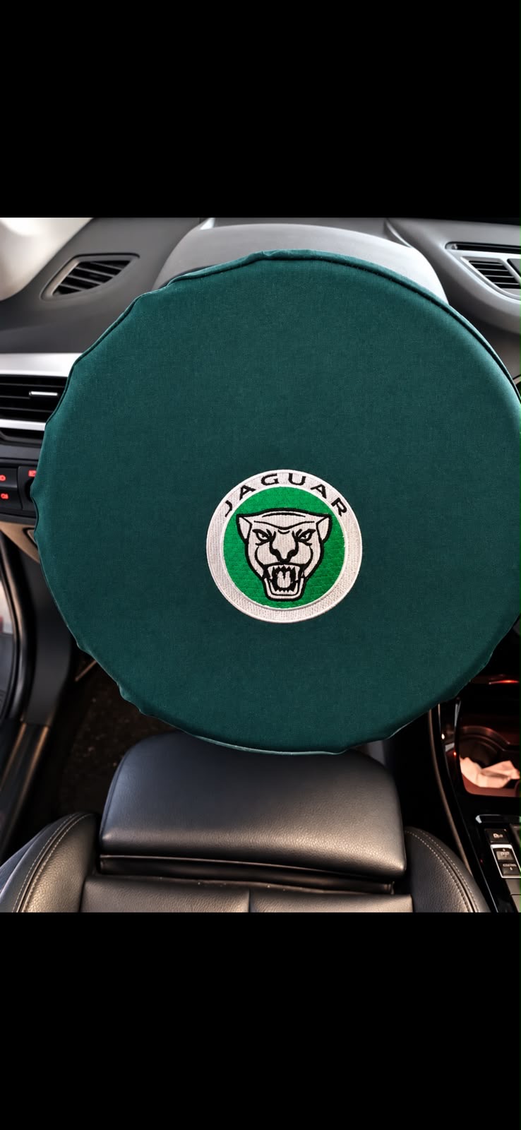 Capa de volante bordada